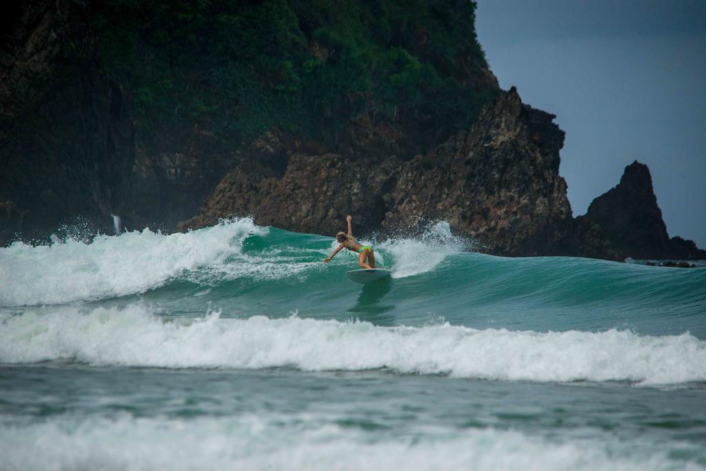 Mojosurf Camp Red Island Hotel Pasanggaran Luaran gambar