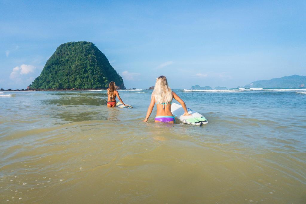 Mojosurf Camp Red Island Hotel Pasanggaran Luaran gambar